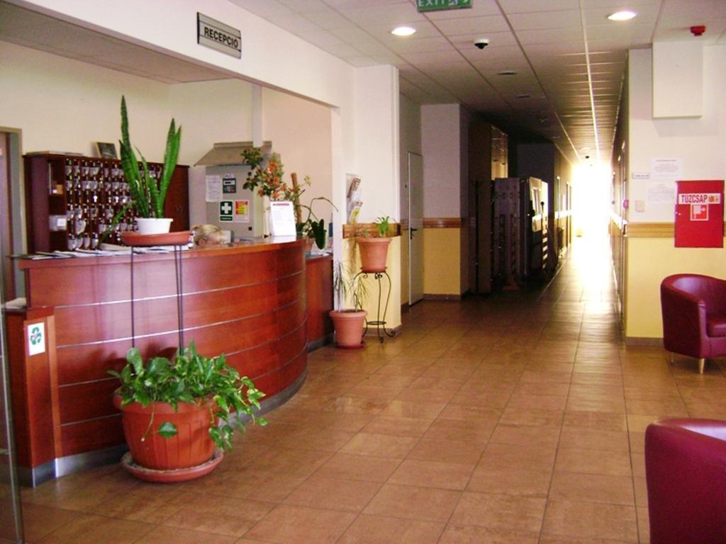 Károly Róbert Diákhotel Gyöngyös Exterior foto